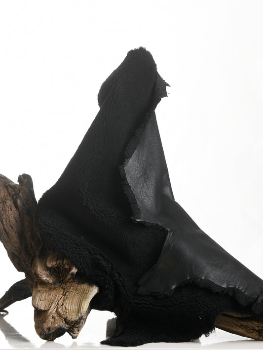 Peau d’Agneau Noire Brillante – Laine 1,5 à 2 cm – Finition Prestige